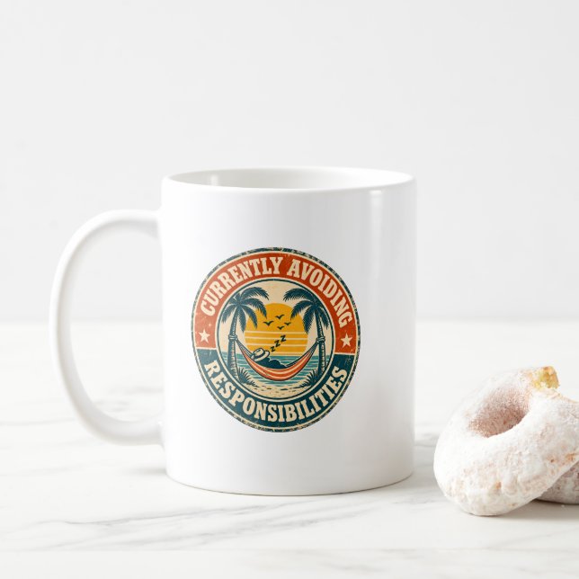 Caneca De Café Atualmente Evitando Responsabilidades (Com Donut)
