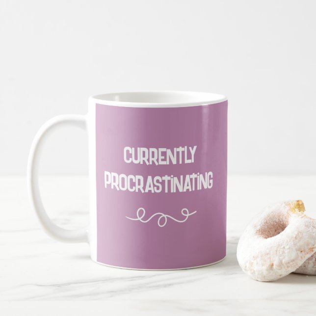 Caneca De Café Atualmente Procrastinando Muted Pink Mug (Com Donut)