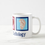 Caneca De Café Audiologista de Paz e Amor<br><div class="desc">O presente de Natal da Peace Love Audiology para um audiólogo que estuda a audição. Um sinal de paz,  coração e um ouvido para representar os estudos audiológicos.</div>