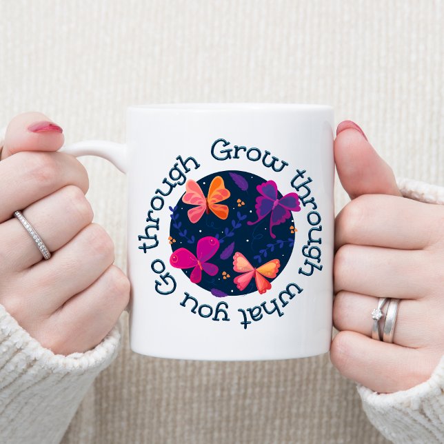 Caneca De Café Aumente através do que você passa (Criador carregado)