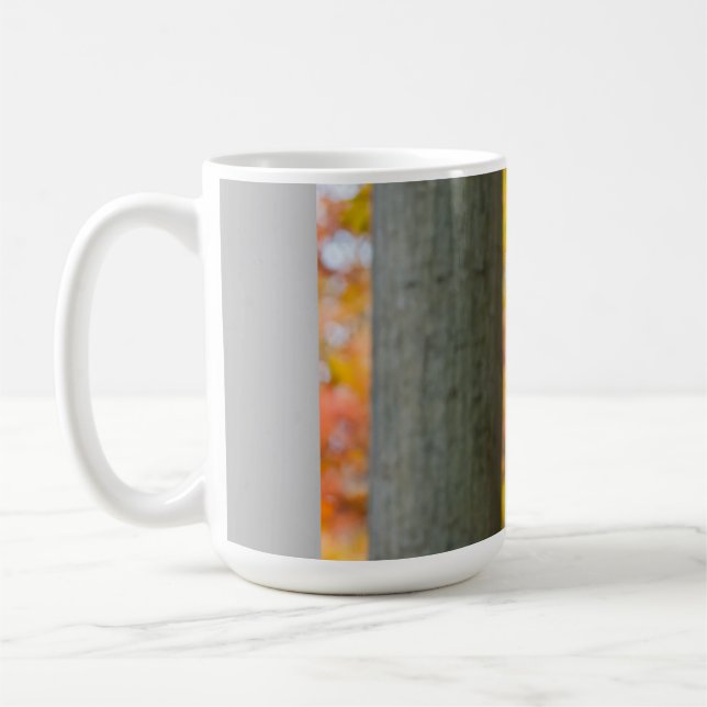 Caneca De Café Autumn Curiosity: Monkeys at the Zoo in Fall (Esquerda)