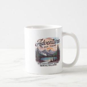 Caneca De Café Aventura Está Lá Fora Mas Também Estão Assassinos