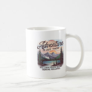Caneca De Café Aventura Está Lá Fora Mas Também Estão Assassinos