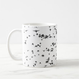 CANECA DE CAFÉ AVES NEGROS VOANDO NO CÉU