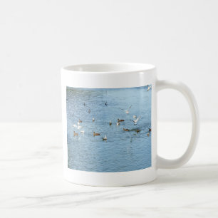 Caneca De Café Aves No Rio De Verão
