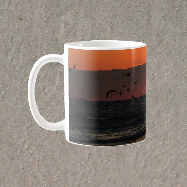 Caneca De Café Aves Voando Sobre A Fotografia Do Oceano (A mug with a photograph of sea gull birds flying over the ocean during sunrise.)
