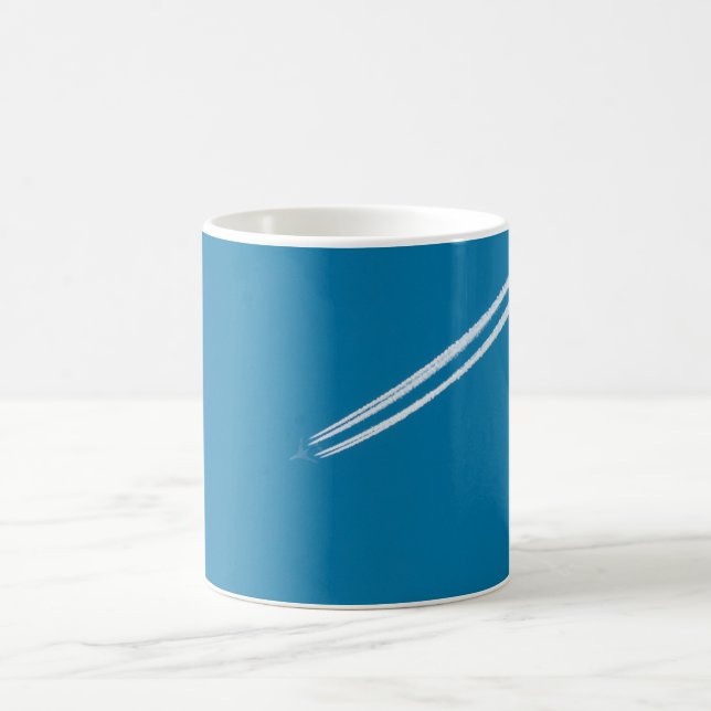 Caneca De Café Avião voador sobre fundo azul (Centro)