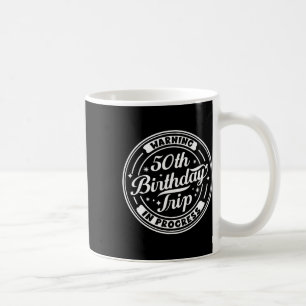 Caneca De Café Aviso Viagem de Aniversário de 50 anos em Andament