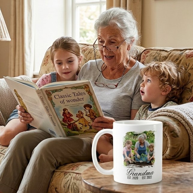 Caneca De Café Avó Est script elegante preto foto personalizada (Grandma Est black elegant script custom photo Coffee Mug)