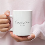 Caneca De Café Avó minimalista EST 2025 | Presente personalizado<br><div class="desc">Celebrar um marco especial com esta caneca personalizada Minimalista EST 2025 da vovó EST — um presente perfeito para a vovó da primeira vez! Projetada com uma elegante tipografia moderna em um fundo branco nítido, esta caneca é significativa e na moda. Personalize o ano para marcar seu novo capítulo e...</div>