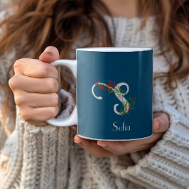 Caneca de café azul com flores silvestres aquarela