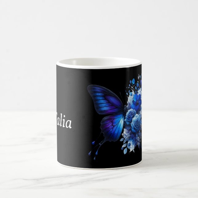 Caneca De Café Azul na borboleta Floral Preta Personalizada (Centro)