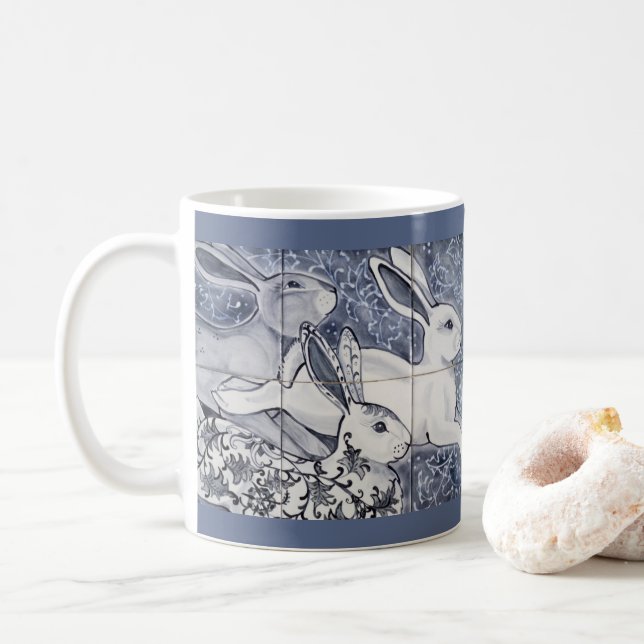 Caneca De Café Azulejo do Coelho Azul Chinoiserie Bunny Art (Com Donut)