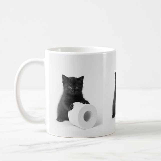 Caneca De Café Baby Black Kitten Guarding Toilet Paper Roll On (Esquerda)