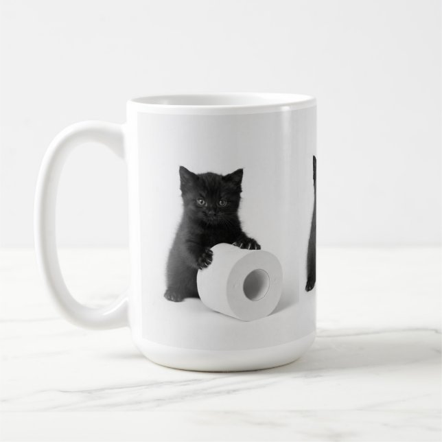 Caneca De Café Baby Black Kitten Guarding Toilet Paper Roll On (Esquerda)