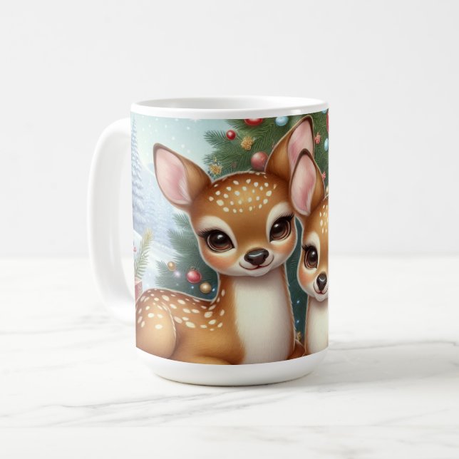 Caneca De Café Baby Deer Entre Árvore Festiva De Natal (Frente Esquerda)