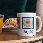 Caneca De Café Bagagens de Amor pela Paz<br><div class="desc">Bagéis de amor pela paz. Um presente bonito de dono de compro de bagel para um amante de bens cozidos e comida de café da manhã.</div>
