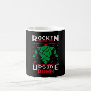 Caneca De Café Balançando em Volta do Mundo ao Contrário