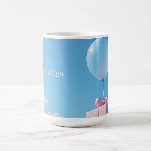 Caneca De Café balão com presente no céu azul (Centro)