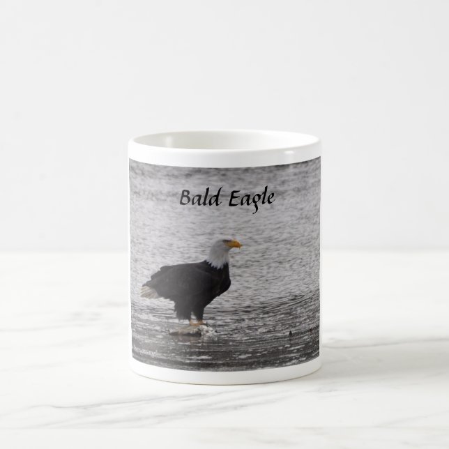 Caneca De Café Bald Eagle sobre Salmão (Centro)