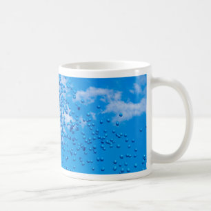 Caneca De Café Balões de brinquedo azuis no céu