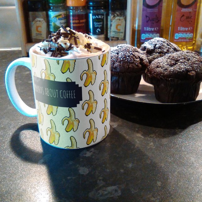 Caneca De Café Bananas Sobre Bananas Brancas De Café (Criador carregado)