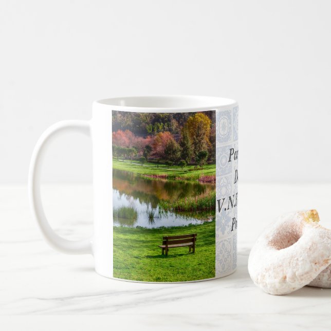 Caneca De Café Banco de jardim com vista para o lago/lago (Com Donut)