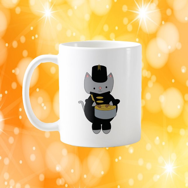Caneca De Café Banda de Marcha Negra Tambor Preto (A mug featuring a cat playing the snare drum in a black & gold marching band uniform.)