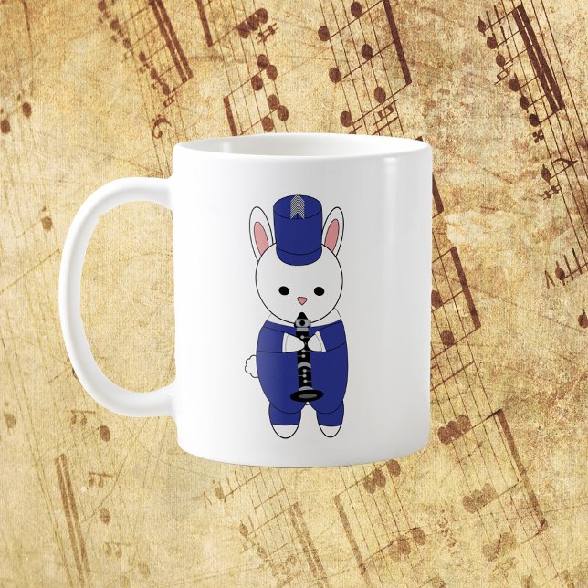 Caneca De Café Banda Marcha Clarinet Rabbit Azul e Branco (A mug with a rabbit playing the clarinet in a blue and white marching band uniform.)