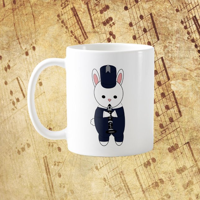 Caneca De Café Banda Marcha Marinho Clarinet Rabbit Azul Branco (A mug featuring a rabbit playing the clarinet in a navy blue and white marching band uniform.)