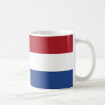 Caneca De Café Bandeira Pride Mug Holandesa<br><div class="desc">Celebrar a rica história e a cultura vibrante dos Países Baixos com esta impressionante bandeira holandesa Mug. Apresentando as incônicas riscas horizontais, vermelhas, brancas e azuis da bandeira dos Países Baixos, esta caneca cerâmica é um símbolo de orgulho e unidade nacional. Quer você esteja apreciando seu café matinal, chá, ou...</div>