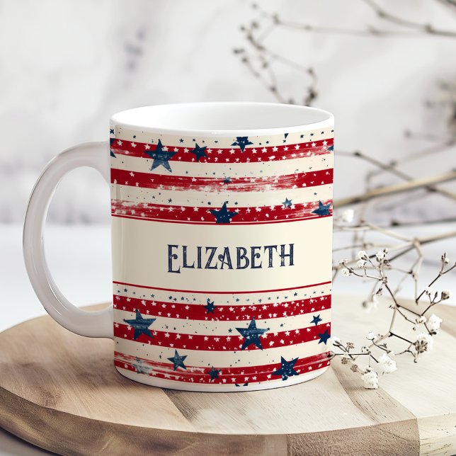 Caneca De Café Bandeiras do Dia da Independência do Chique Patrió (Patriotic Shabby Chic Independence Day Flag Stars Coffee Mug on a boho kitchen table with flowers.)