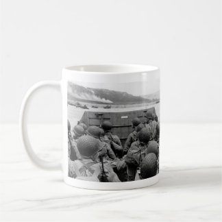 Caneca De Café Barca de descarregamento de LCVP que aproxima a