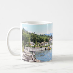 CANECA DE CAFÉ BARCO AMARELO ENCAIXADO PERTO DA CONSTRUÇÃO