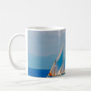 Caneca De Café Barcos clássicos à vela de madeira em corrida, Spe