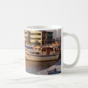 Caneca De Café Barcos Em Uma Marina