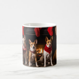 Caneca De Café Basenji junto à Lareira Natal