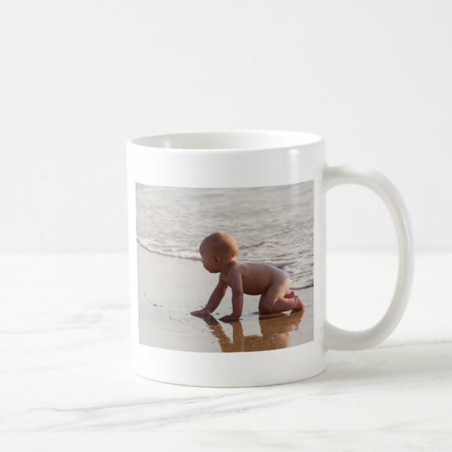 Caneca De Café Bebê que joga na areia na praia (Direita)