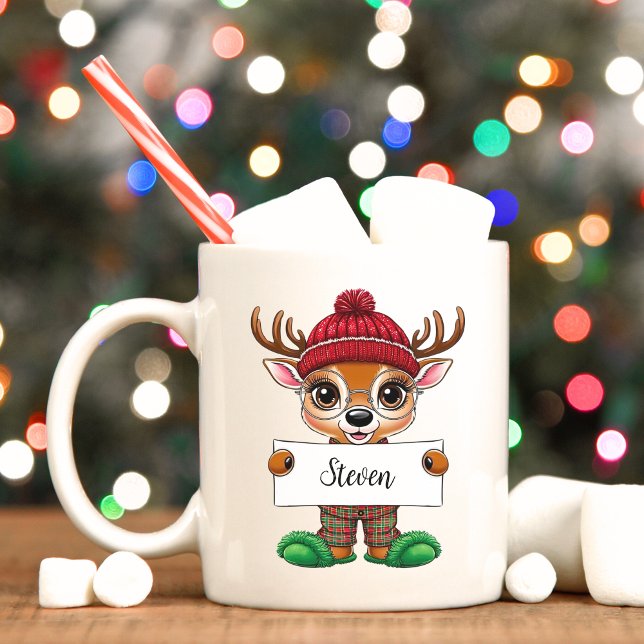Caneca De Café Bebê Reindeer Face Crianças Fúria De Natal (Cute festive reindeer holding personalized name Christmas mug)