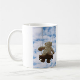 Caneca De Café Beertje op schommel met bewolkte blauwe lucht.