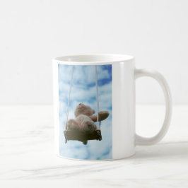Caneca De Café Beertje op schommel met bewolkte blauwe lucht.