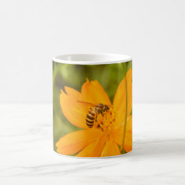 Caneca De Café Beija-flor em um Cosmos de Enxofre