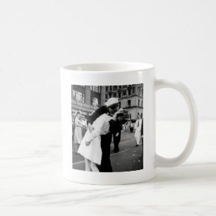 Caneca De Café Beijando o quadrado da guerra adeus às vezes