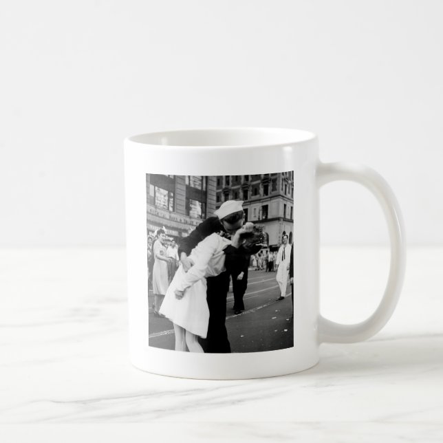 Caneca De Café Beijando o quadrado da guerra adeus às vezes (Direita)