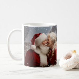 Caneca De Café Beijando o Sr. e a Sra. Papai Noel