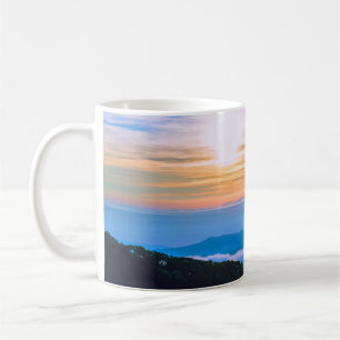 Caneca De Café Bela cena de nevoeiro com montanhas