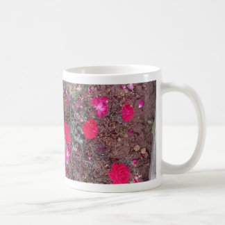 Caneca De Café Belas Rosas vermelhas no Bloom