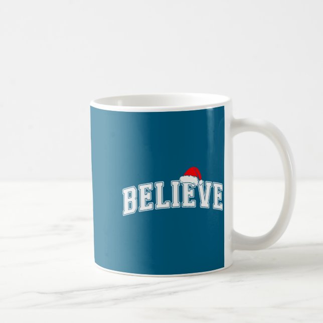 Caneca De Café Believe Christmas Varsity Text With Santa Hat Fami (Direita)