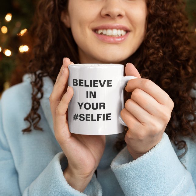 Caneca De Café Believe In Your #Selfie Funny (Criador carregado)
