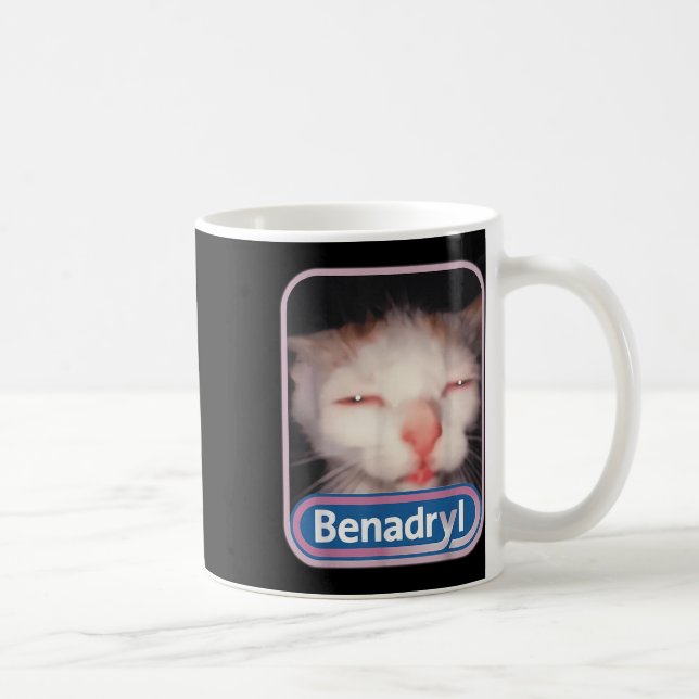 Caneca De Café Benadryl Meme Cat Benny Cute &amp; Engraçado (Direita)